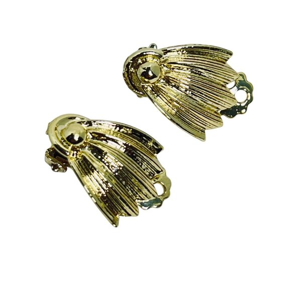 Vintage Gold Tone Flower Brooch With Flower Petal Clip On Earrings (5722) - Picture 7 of 9